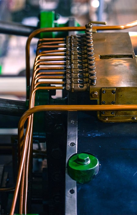 Building plant room hydronic circuit with a plate heat exchanger