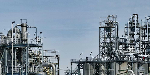 Refinery process plant with distillation columns and pipework